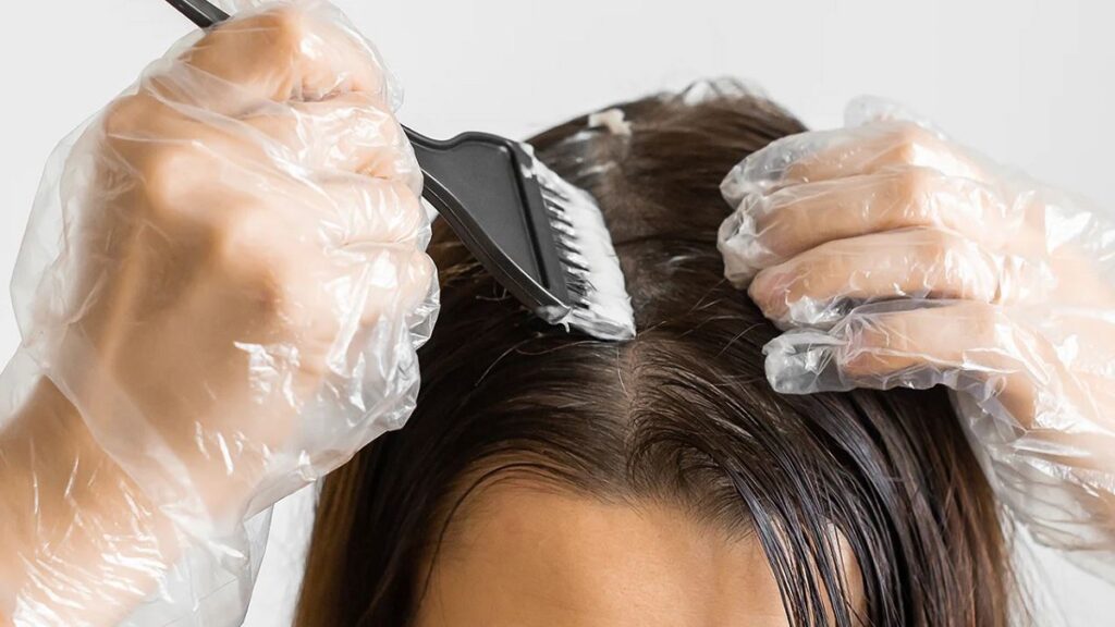 Mulher aplicando tonalizante para cabelo branco